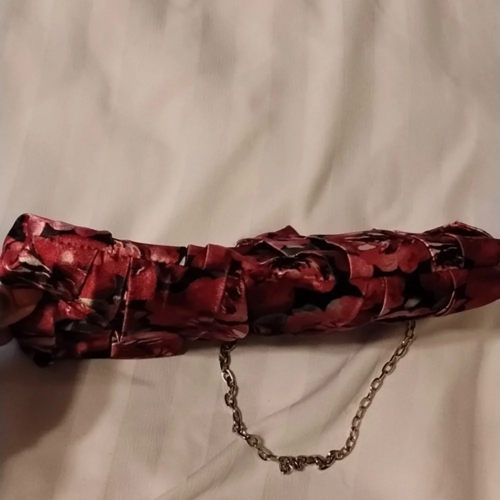 White House Black Market Satin Floral Pink Clutch Purse With Silver Chain Strap - Picture 8 of 9